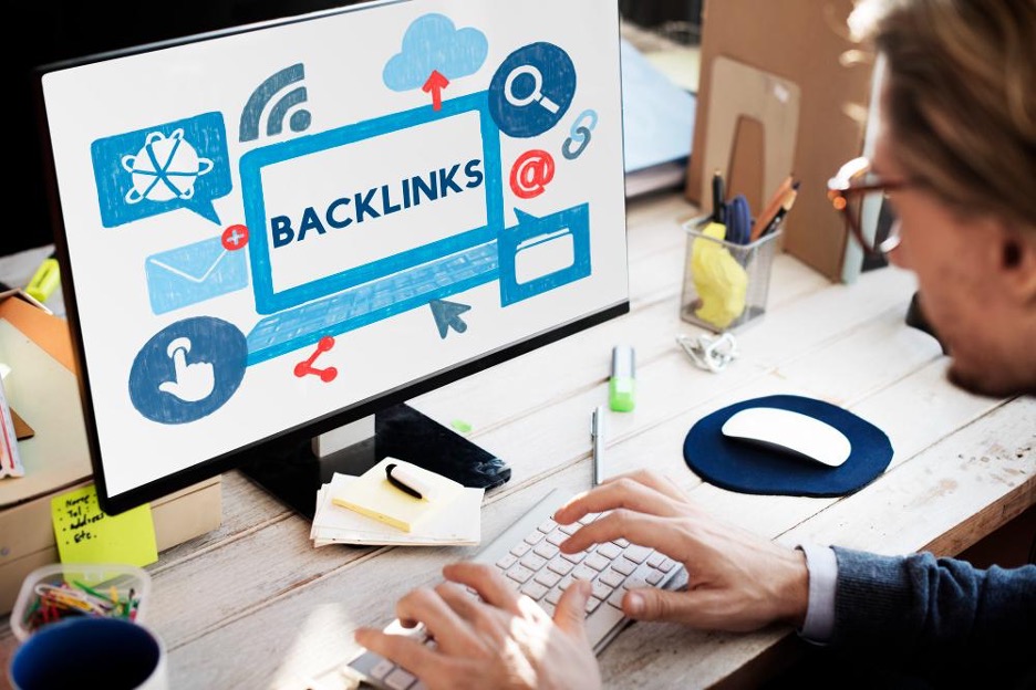 A person viewing a backlink image on the desktop