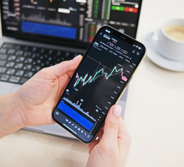 Is a Descending Wedge Bullish or Bearish? How It Differs from the Descending Triangle