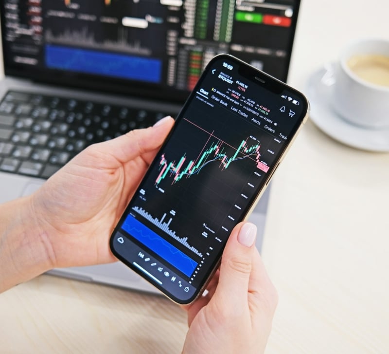 Is a Descending Wedge Bullish or Bearish? How It Differs from the Descending Triangle