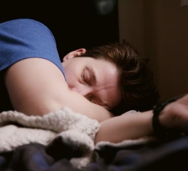 Why Some Side Sleepers Prefer the Cushioned Feel of a Pillow Top Mattress